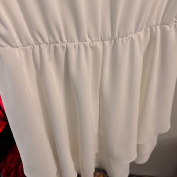 Vestido Blanco con Escote en V y Falda en Capas (Elegant white dress) - Picture 6 of 7